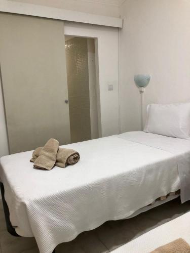 a white bed with a towel on top of it at Casa das Casas Novas - Beco das Avós in Elvas