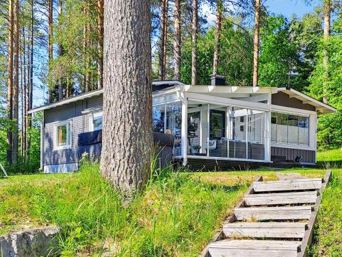 una piccola casa nel bosco accanto a un albero di Holiday Home Einola by Interhome a Laiska