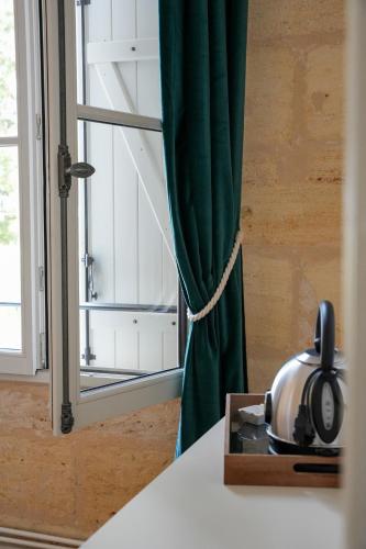 une bouilloire dans une boîte à côté d'une fenêtre dans l'établissement Château Vieux Clos Saint Émilion, à Saint-Émilion