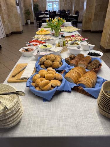 a long table with plates of food on it at Meduza Natura Tour in Świnoujście