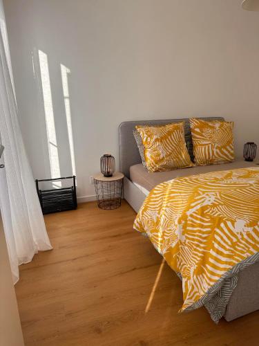 une chambre avec un lit et un parquet dans l'établissement Dar Noailles - Central apartment near to Vieux-port, à Marseille
