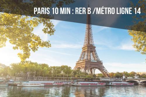 a picture of the eiffel tower in paris at Un cocon à deux pas de Paris in Arcueil