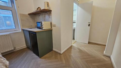 Kuchyň nebo kuchyňský kout v ubytování Newly renovated Studios & Ensuite Rooms! - Camberwell