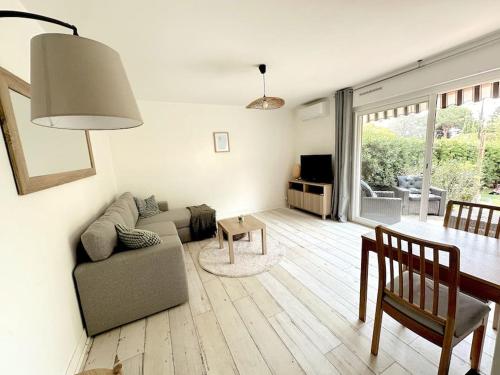 un salon avec un canapé et une table dans l'établissement Olbius Magnifique studio climatisé, à Hyères