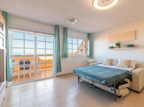 Ένα ή περισσότερα κρεβάτια σε δωμάτιο στο Bright apartment with sea and montain view at Los Cristianos