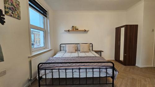 Postel nebo postele na pokoji v ubytování Newly renovated Studios & Ensuite Rooms! - Camberwell
