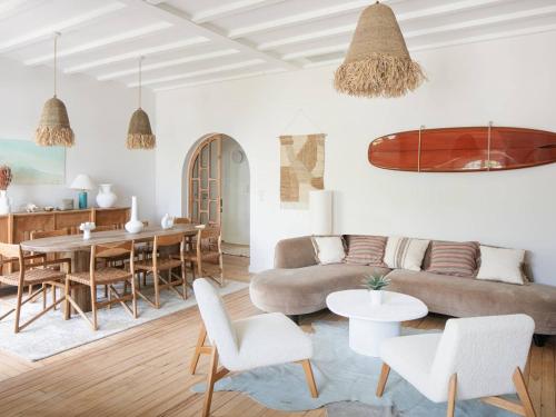 un salon avec un canapé et une salle à manger dans l'établissement Villa de luxe avec piscine au cœur de Hossegor, proche golf, plage et lac - FR-1-791-9, à Soorts-Hossegor