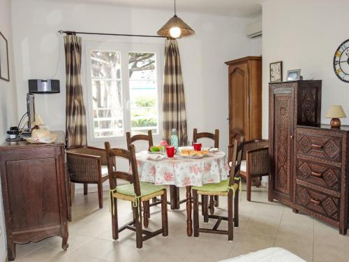 une salle à manger avec une table et des chaises dans l'établissement Studio Les Nautiles by Interhome, à La Madrague
