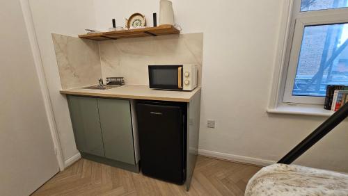 Kuchyň nebo kuchyňský kout v ubytování Newly renovated Studios & Ensuite Rooms! - Camberwell
