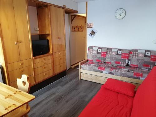 un salon avec un canapé et une télévision dans l'établissement Studio cosy à Plagne Villages, balcon ouest, centre station, proche pistes et commerces, 4 pers. - FR-1-351-71, à La Plagne