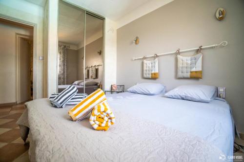 - une chambre avec un grand lit blanc et des oreillers dans l'établissement Le Moulin, à Meynes