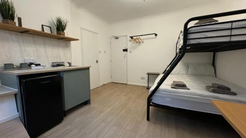 Postel nebo postele na pokoji v ubytování Newly renovated Studios & Ensuite Rooms! - Camberwell
