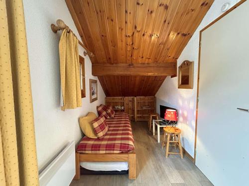 - un salon avec un canapé et un plafond en bois dans l'établissement Appartement Montagne 4 pers à Méribel, Proche Pistes et Commerces, Animaux Acceptés - FR-1-180-99, à Méribel