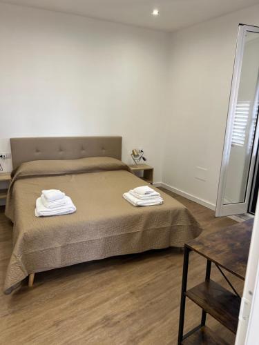 une chambre avec un lit avec deux serviettes dessus dans l'établissement Scilia casa vacanza, à Palerme