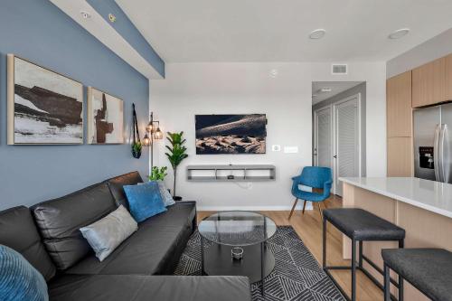 Ruang duduk di High-Rise Apt Raleigh Free Parking & Sunset View 2