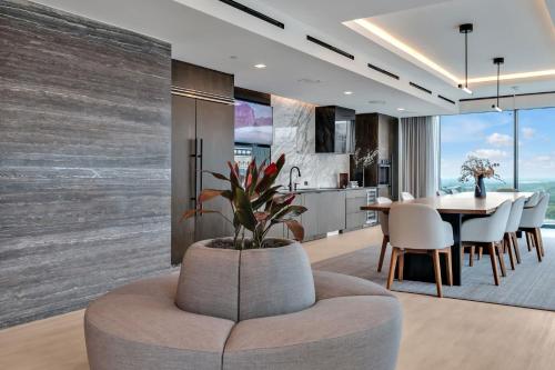 Televisyen dan/atau pusat hiburan di High-Rise Apt Raleigh Free Parking & Sunset View 2