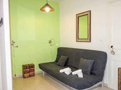 un salon avec un canapé et un miroir dans l'établissement Studio Les Nautiles by Interhome, à La Madrague