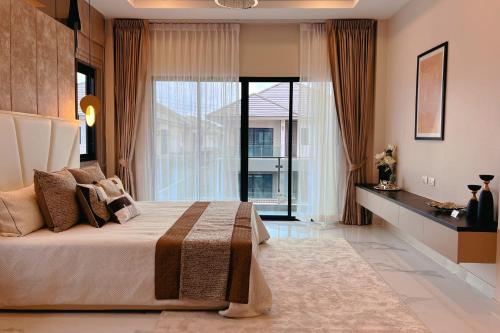 Giường trong phòng chung tại 云韵CloudYu现代轻奢独栋泳池别墅 酒店的配置 有早餐