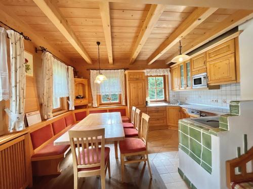 Kuchyň nebo kuchyňský kout v ubytování Ferienhaus Naintschbauer