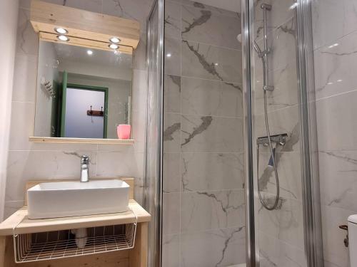 une salle de bain avec un lavabo et une douche dans l'établissement Studio rénové cosy à Plagne Centre avec balcon, skis aux pieds - FR-1-351-176, à La Plagne Tarentaise