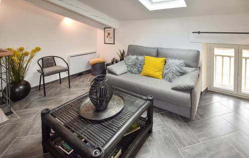 Χώρος καθιστικού στο 1 Bedroom Stunning Home In Aiguèze