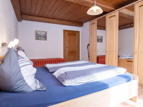 een slaapkamer met twee bedden en een rode bank bij Apartment Tirol by Interhome in Wagrain