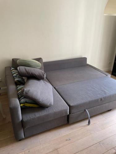 - un canapé avec des oreillers dans l'établissement Dans le coeur de la cité, à Marseille