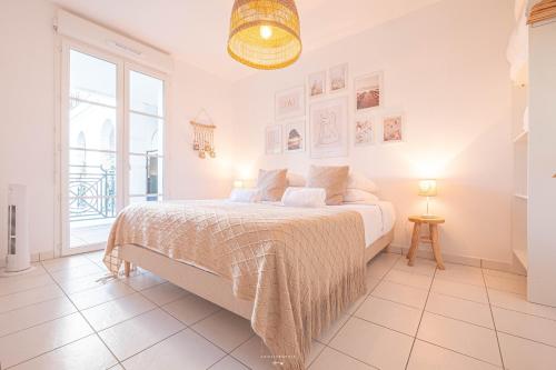 une chambre blanche avec un lit et une grande fenêtre dans l'établissement Disneyland-Paris 4 pers, Wifi, Parking, à Serris