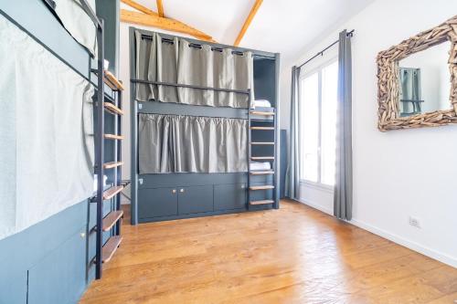 a room with a door and a mirror at FRATERNiTY-HOTEL in Paris