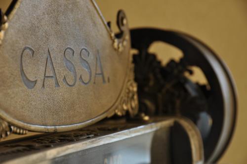 a close up of a clock with the word casa at I Tre Poggi Dimora di Charme in Canelli