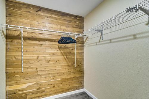 坦帕Tropical Tampa Home Pets Welcome!的木墙步入式衣柜