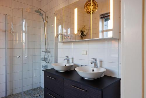 Ένα μπάνιο στο Adelsgatan Apartments Visby innerstad