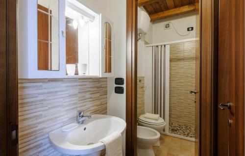 Ένα μπάνιο στο Stunning Home In Sassoferrato