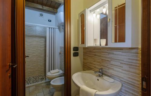 Ένα μπάνιο στο Stunning Home In Sassoferrato