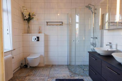 Ένα μπάνιο στο Adelsgatan Apartments Visby innerstad