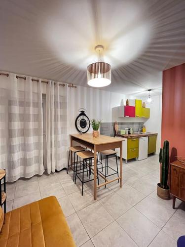 un salon avec une table et une cuisine dans l'établissement le zely, à Vézeronce