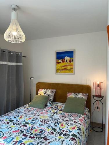 un lit avec deux oreillers dessus dans une chambre dans l'établissement le zely, à Vézeronce