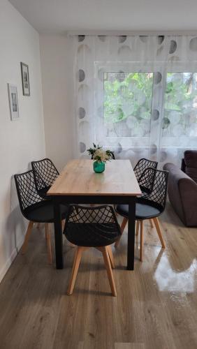 a dining table and chairs in a living room at Ferienwohnung Lavanda in Rust