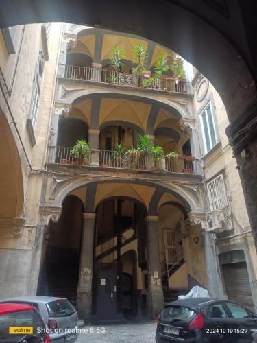 un edificio con un balcón con macetas. en Da Francy B&b, en Nápoles