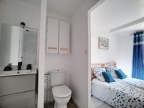 - une chambre avec un lit, un lavabo et des toilettes dans l'établissement L'ABBAT-JOUR - Le Nelli - Calme - Lumineux, à Tarbes