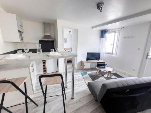 une cuisine et un salon avec une table et des chaises dans l'établissement L'ABBAT-JOUR - Le Nelli - Calme - Lumineux, à Tarbes