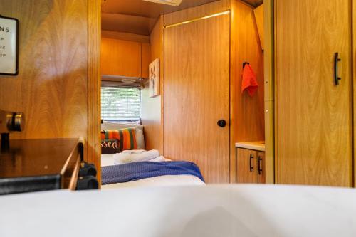 Postel nebo postele na pokoji v ubytování Cozy 1BR Airstream near Leipers Fork - Sleeps 3