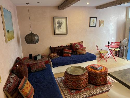 un salon avec deux canapés et une table dans l'établissement Charming Apartment in the heart of Valbonne Village, à Valbonne