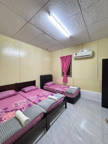 Ένα ή περισσότερα κρεβάτια σε δωμάτιο στο Homestay Teduhan Gunung, Gopeng
