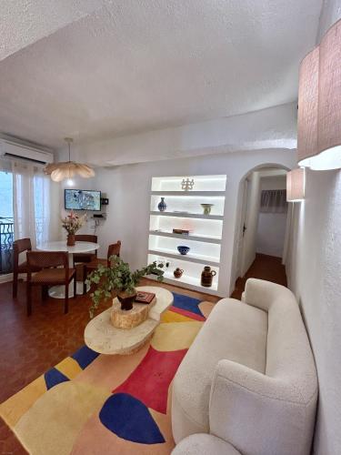 un salon avec un canapé et une table dans l'établissement Le Suquet - Charming apartment, à Cannes