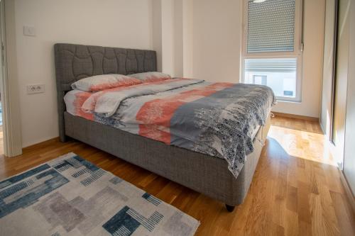 Posteľ alebo postele v izbe v ubytovaní NYC Apartman with garage
