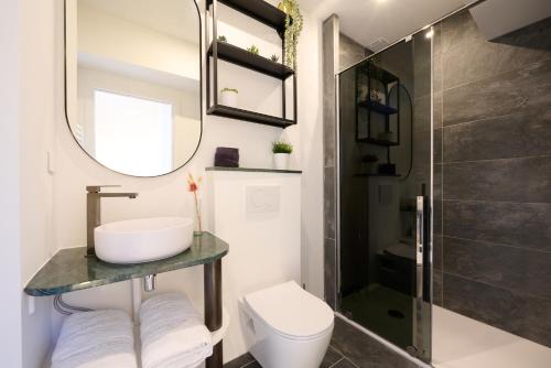 une salle de bain avec un lavabo et une douche dans l'établissement Duplex High Standing 7'➤Fontainebleau⎮45'➤Paris + Terrace, à Veneux-les-Sablons