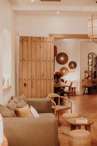 a living room with a couch and a table at Les Roches Brunes in Collioure