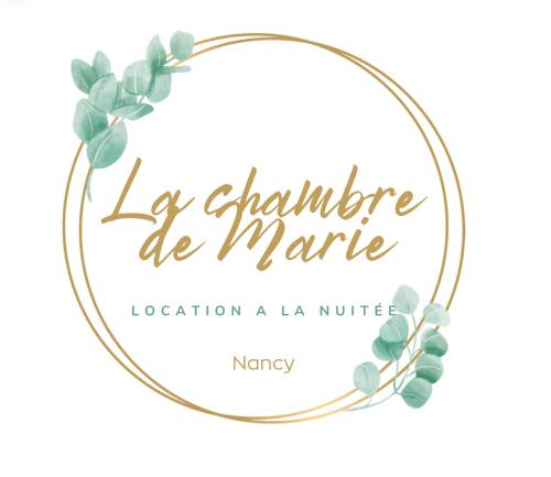 une invitation de mariage avec un cadre en cercles d'or avec des feuilles d'eucalyptus dans l'établissement La chambre de Marie, à Nancy