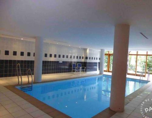 une grande piscine dans un immeuble dans l'établissement Appartement 3 pièces style chalet proximité pistes, à Pralognan-la-Vanoise
